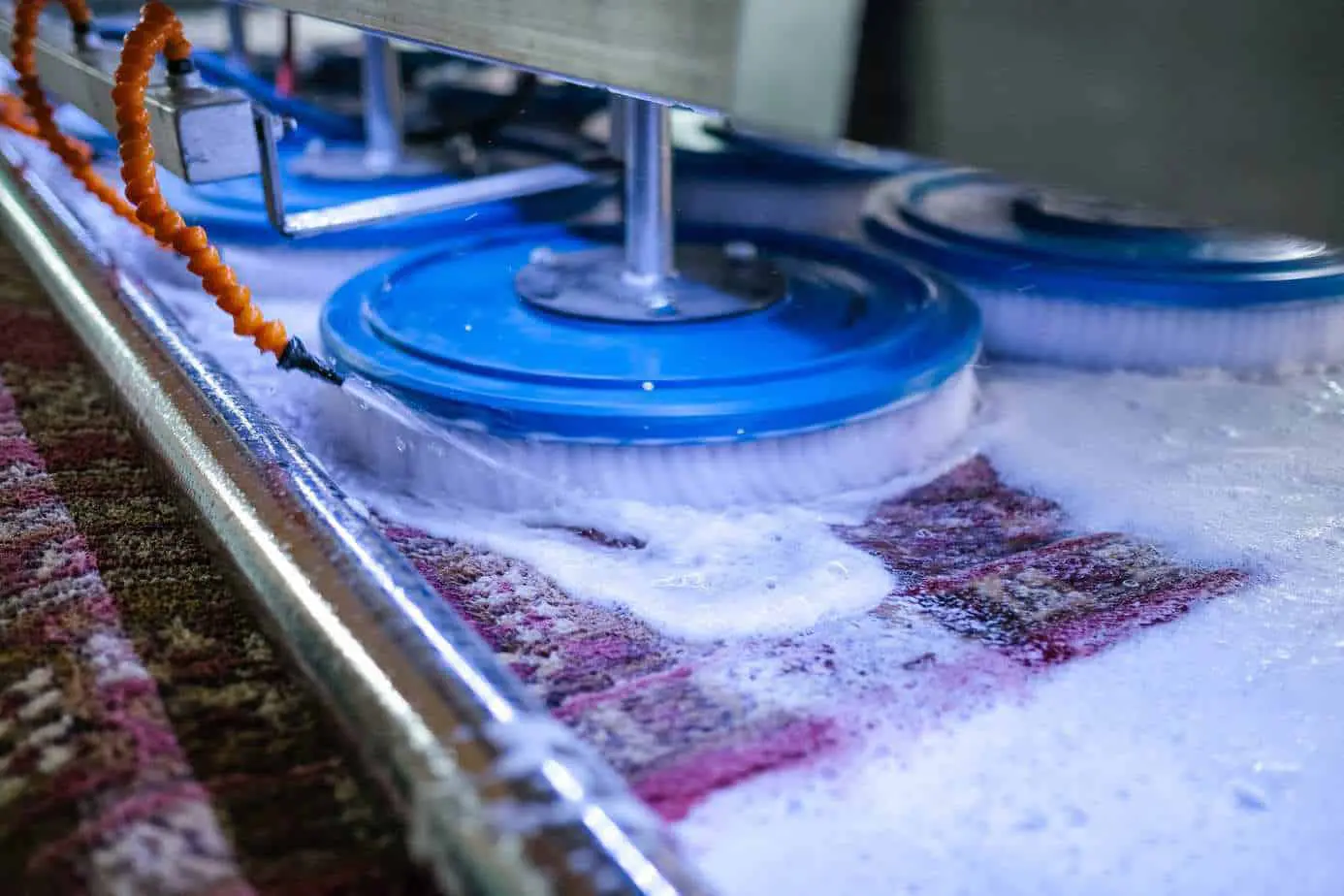 تصویر کارخانه قالیشویی در محدوده شهران و ماشین آلات