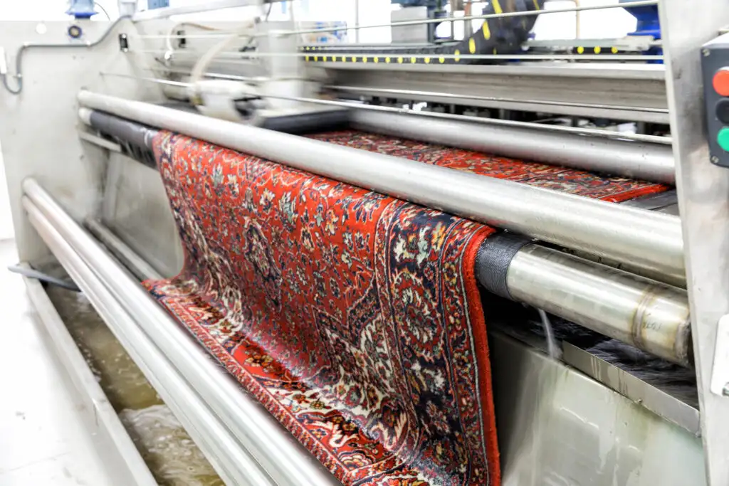 تصویر دستگاه و فرش در کارخانه قالیشویی در پونک تهران